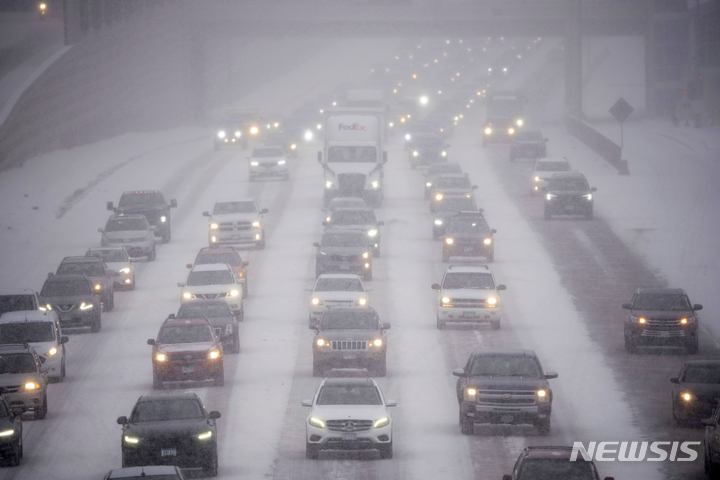 [트윈시티=AP/뉴시스] 21일(현지시간) 미네아폴리스 트윈시티를 강타한 눈 폭풍에 35W 고속도로에서 교통체증이 이어지고 있다. 괴물같은 겨울폭풍이 21일(현지시간) 미국 중서부 북부를 지나면서 2일 간 40 피트(1,219cm)가 넘는 눈이 내렸다. 2023.02.22.