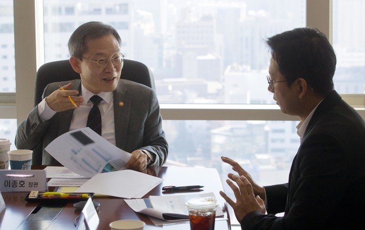 [서울=뉴시스] 이종호 과학기술정보통신부 장관이 22일 서울 중구 서울중앙우체국에서 인공지능 기업 및 학계 전문가들과 최근 전 세계적으로 화두가 되고 있는 챗GPT 동향과 정책방향에 대해 논의하고 있다. (사진=과학기술정보통신부 제공) 2023.02.22. photo@newsis.com *재판매 및 DB 금지