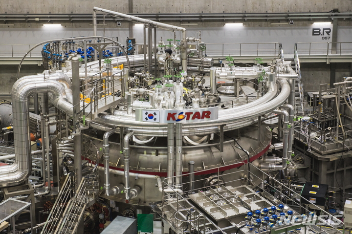 [서울=뉴시스]한국의 초전도핵융합연구장치 'KSTAR(Korea Superconducting Tokamak Advanced Research)'. KSTAR는 핵융합 반응이 일어나도록 1억도 이상의 초고온 플라즈마를 만들고 강력한 자기장을 이용해 가둬두는 역할을 한다. (사진=한국핵융합에너지연구원 제공)