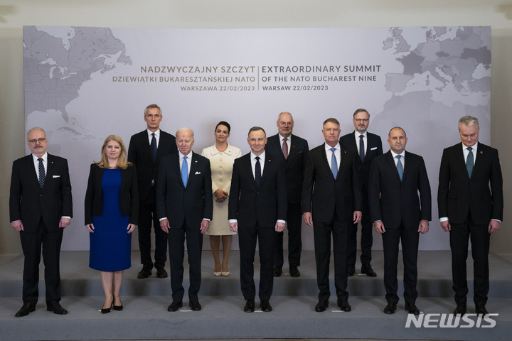 [바르샤바=AP/뉴시스]조 바이든 미국 대통령(앞줄 왼쪽에서 3번째)이 22일(현지시간) 폴란드 바르샤바에서 부쿠레슈티 9개국(B9) 정상회의에 참석해 정상들과 함께 기념 사진을 촬영하고 있다. 2023.02.23.