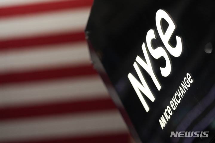 [뉴욕=AP/뉴시스]지난달 22일(현지시간) 미국 뉴욕에 있는 뉴욕증권거래소(NYSE) 바닥에 NYSE 표지판이 보이고 있다. 2023.03.23.