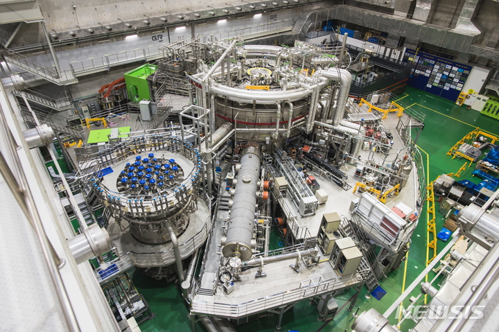 [대전=뉴시스]대전 한국핵융합에너지연구원에 구축돼있는 초전도핵융합연구장치 KSTAR(케이스타). KSTAR는 핵융합 반응이 일어나도록 1억도 이상의 초고온 플라즈마를 만들고 강력한 자기장을 이용해 가둬두는 역할을 한다. (사진=한국핵융합에너지연구원 제공)