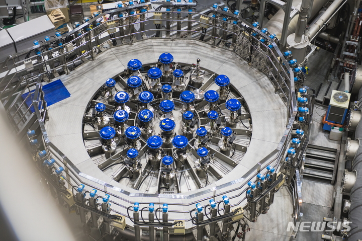 [대전=뉴시스]대전 한국핵융합에너지연구원에 구축돼있는 초전도핵융합연구장치 KSTAR(케이스타). (사진=한국핵융합에너지연구원 제공)