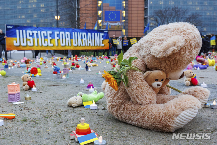 [브뤼셀=AP/뉴시스] 지난 2월23일(현지시간) 벨기에 브뤼셀의 유럽연합 집행위원회(EC) 앞 광장에 러시아의 우크라이나 아동 납치에 대한 정의를 요구하며 시민단체가 설치한 인형들이 놓여 있다. 2023.06.02.