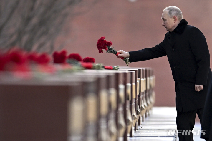 [모스크바=AP/뉴시스] 블라디미르 푸틴 러시아 대통령이 23일(현지시간) 모스크바에서 열린 '조국 수호의 날' 국가 기념행사 중 무명용사 묘역에 헌화하고 있다. 2023.02.24.