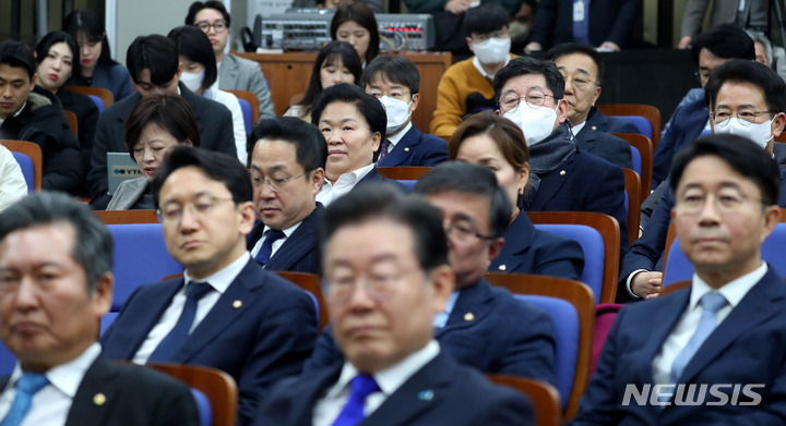 [서울=뉴시스] 추상철 기자 = 더불어민주당 의원들이 지난달 24일 오후 서울 여의도 국회에서 열린 의원총회에 참석해 있다. 2023.02.24. scchoo@newsis.com