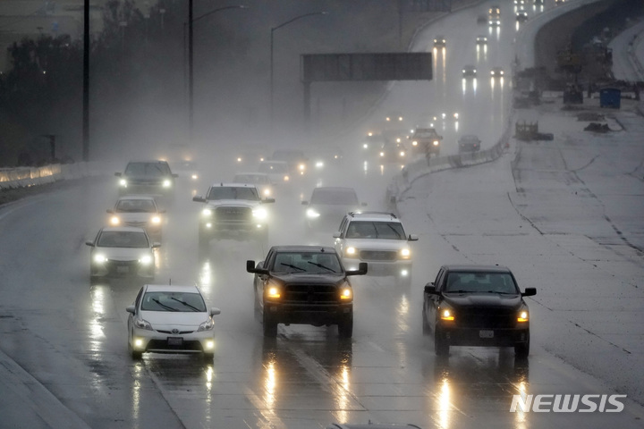 [캘리포니아=AP/뉴시스] 24일(현지시간) 캘리포니아 산타 클라리타에 내린 비 폭풍으로 5번 주간고속도로를 따라 정체가 이어지고 있다. 최근 미국을 강타한 겨울폭풍으로 캘리포니아와 서부 지역 일대에 폭설과 비가 내렸다. 2023.02.27.