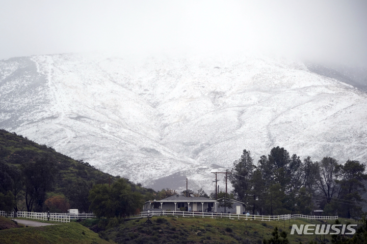 [캘리포니아=AP/뉴시스] 24일(현지시간) 캘리포니아 아구아 둘체 산맥에 눈이 쌓여있다. 2023.02.27.