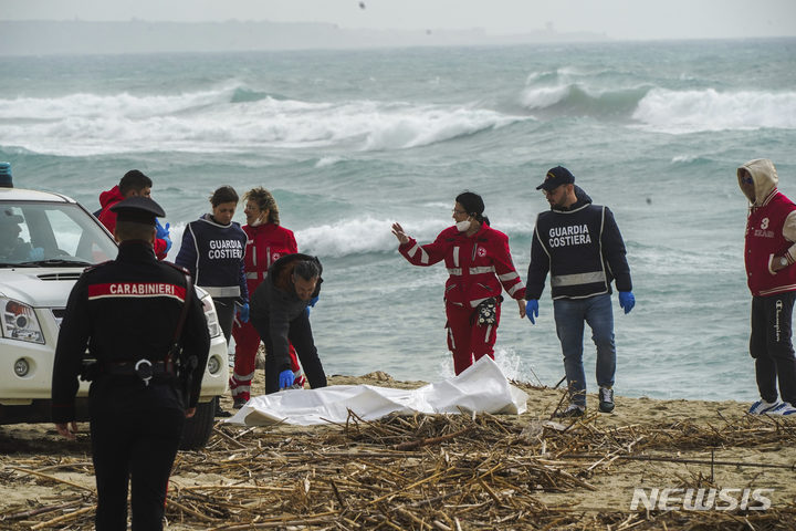 [쿠트로=AP/뉴시스] 26일(현지시간) 이탈리아 칼라브리아주 해안 부근에서 난민을 태운 선박이 침몰한 가운데 구조대원들이 시신을 수습하고 있다. 2023.02.27.