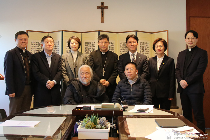 [서울=뉴시스] 24일 명동 서울대교구청 교구장 접견실에서 정순택 대주교와 만난 국회의원 연구단체 '약자의 눈'과 전국장애인차별철폐연대 대표들. 박경석 전장연 공동대표(첫줄 왼쪽부터 시계 반대 방향으로), 권달주 공동대표, 서울대교구 문화홍보국장 최광희 신부, 강은미 정의당 의원, 김민석 더불어민주당 의원, 서울대교구장 정순택 대주교, 고민정 더불어민주당 의원, 강득구 더불어민주당 의원, 서울대교구 사무처장 정영진 신부 (사진=천주교 서울대교구 제공) 2023.02.25. photo@newsis.com *재판매 및 DB 금지