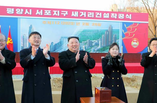 [서울=뉴시스] 26일 노동신문은 '평양시 서포지구 새 거리건설착공식 진행 경애하는 김정은동지께서 격동적인 연설로 청년전위들을 고무격려해주시고 착공의 첫삽을 뜨시였다' 기사를 통해 김정은이 딸 김주애와 함께 착공식 기념 행사에 참석한 사진을 공개했다. (사진=노동신문) 2023.02.26. photo@newsis.com  *재판매 및 DB 금지