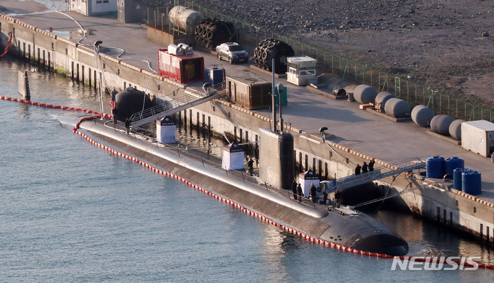 [부산=뉴시스] 하경민 기자 = 미국 해군의 오하이오급 핵추진 순항유도탄 잠수함(SSGN) 미시건함이 6월16일 금요일 부산작전기지에 입항했다. 사진은 미국 해군의 로스앤젤레스급 핵추진 잠수함 '스프링필드(SSN 761)'가 2월 26일 부산 남구 해군작전사령부 부산작전기지 부두에 정박한 모습. 2023.02.26. yulnetphoto@newsis.com
