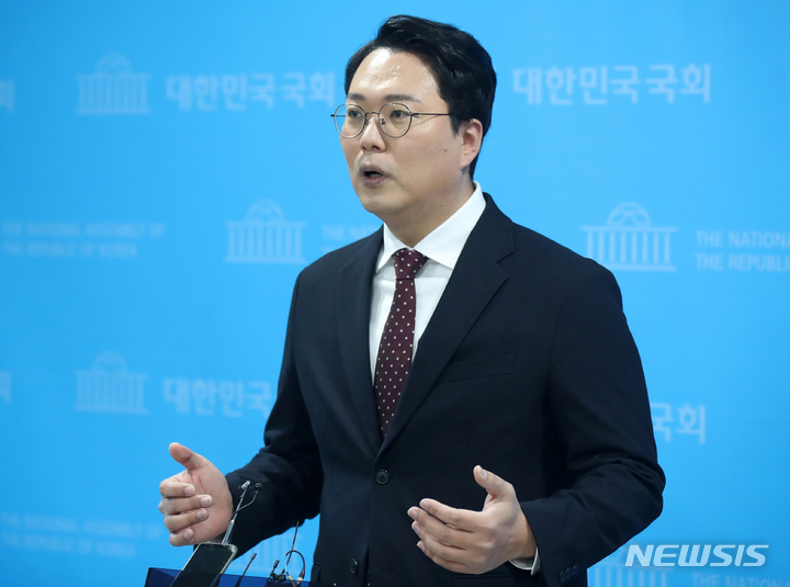 [서울=뉴시스] 고범준 기자 = 천하람 국민의힘 당대표 후보가 지난 2월26일 오전 서울 여의도 국회 소통관에서 총선 공천권 개혁 방안 관련 기자회견을 마치고 취재진 질문에 답하고 있다. 2023.02.26. bjko@newsis.com