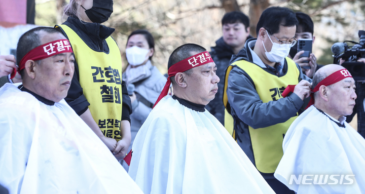 [서울=뉴시스] 김근수 기자 = 강용수(왼쪽부터) 대한응급구조사협회장, 최운창 전라남도의사회장, 조영진 대한치과의사협회 대전지부 회장이 지난달 26일 서울 여의도공원 앞에서 열린 간호법-의료인면허법 강행처리 규탄 총궐기대회에서 삭발식을 하고 있다. 2023.03.05. ks@newsis.com