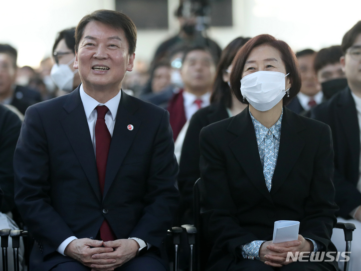 [서울=뉴시스] 고범준 기자 = 안철수 국민의힘 당대표 후보와 부인 김미경 교수가 26일 오후 서울 여의도 국회 의원회관 로비에서 열린 국민의힘 수도권 총선필승을 위한 전략 토크쇼에 참석해 밝게 웃고 있다. 2023.02.26. bjko@newsis.com