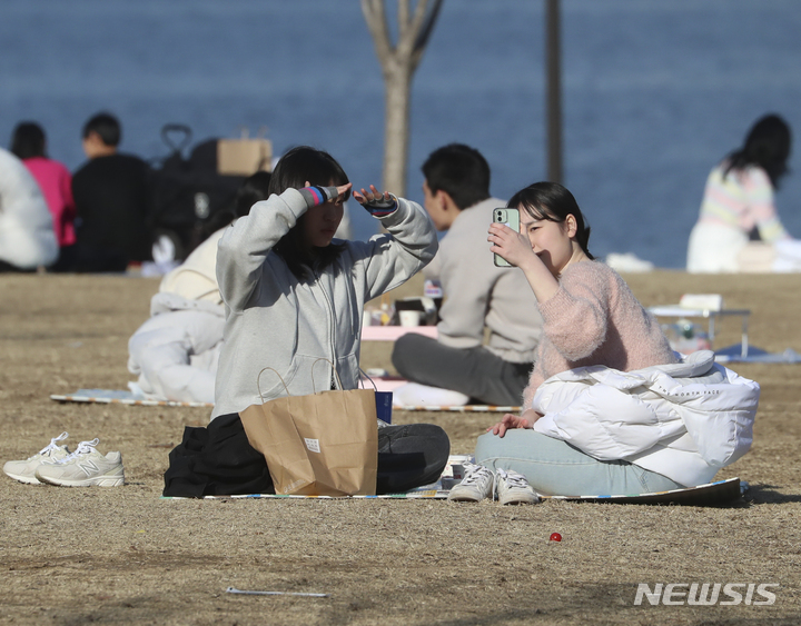 [서울=뉴시스] 김근수 기자 = 포근한 날씨를 보인 지난 26일 서울 여의도 한강시민공원에서 시민들이 나들이를 즐기고 있다. 2023.02.26. ks@newsis.com