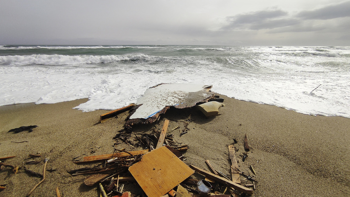 [AP/뉴시스]26일(현지시간) 이탈리아 남부 쿠트로 인근 해변으로 전복된 선박 잔해가 밀려오고 있다. *재판매 및 DB 금지