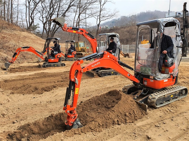 농업용 굴착기 조종 교육 모습. *재판매 및 DB 금지