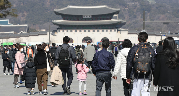 [서울=뉴시스] 조수정 기자 = 낮 최고기온 11도로 포근한 날씨를 보인 지난달 27일 서울 광화문 광장에서 시민들이 두꺼운 외투를 벗어 들고 걸어가고 있다. 2023.02.27. chocrystal@newsis.com