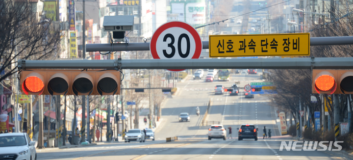 [인천=뉴시스] 빨간불 들어온 신호등. 해당 사진은 기사 내용과 관련이 없습니다. (사진=뉴시스 DB). photo@newsis.com