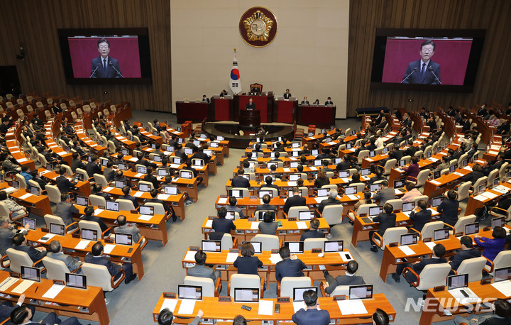 [서울=뉴시스] 고범준 기자 = 이재명 더불어민주당 대표가 27일 오후 서울 여의도 국회 본회의장에서 열린 제403회국회(임시회) 제8차 본회의에서 본인의 체포동의안에 대한 신상 발언을 하고 있다. 2023.02.27. bjko@newsis.com