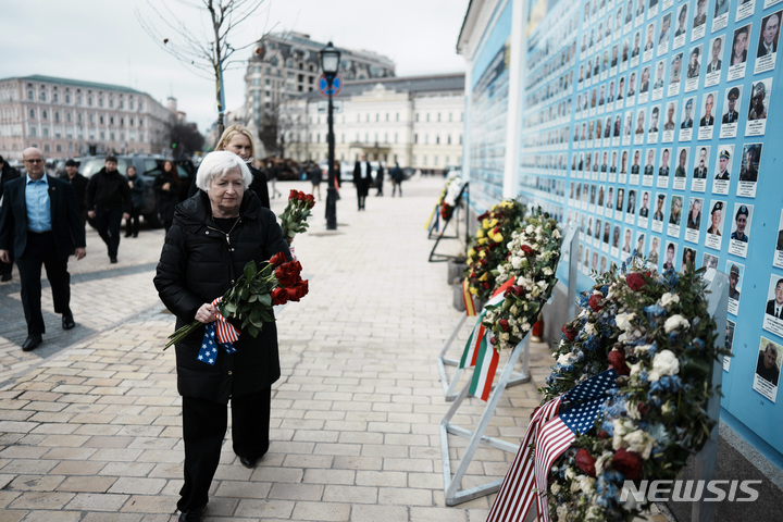 [키이우=AP/뉴시스] 재닛 옐런 미국 재무장관이 27일(현지시간) 우크라이나 키이우의 성 미카엘 황금돔 성당 외곽 추모의 벽에 헌화하고 있다. 옐런 장관은 우크라이나를 처음 방문해 "미국의 경제적 지원이 중요하다"고 말했다. 2023.02.28.