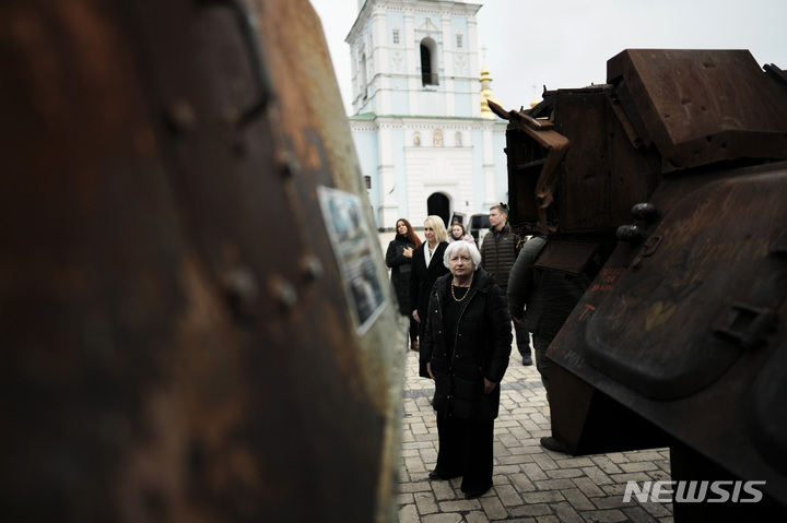 [키이우=AP/뉴시스] 재닛 옐런 미국 재무장관이 27일(현지시간) 우크라이나 키이우의 성 미카엘 황금돔 성당 외부에 놓인 파괴된 러시아 탱크와 파괴된 장갑차를 바라보고 있다. 옐런 장관은 우크라이나를 처음 방문해 "미국의 경제적 지원이 중요하다"고 했다. 2023.02.28.
