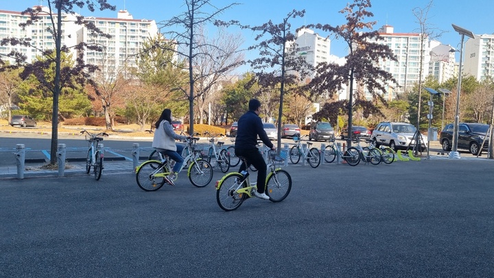 [창원=뉴시스] 강경국 기자 = 경남 창원특례시 공영자전거인 누비자를 시민들이 이용하고 있다. (사진=창원시청 제공). 2023.02.28. photo@newsis.com *재판매 및 DB 금지