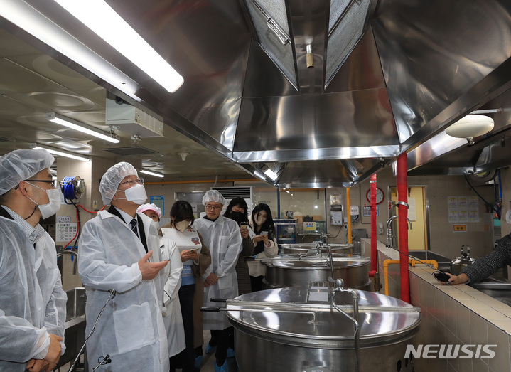 [서울=뉴시스] 김선웅 기자 = 이재명 더불어민주당 대표가 학교 급식노동자 폐암 진단 관련 민생현장 확인 차 28일 서울 은평구 수색초등학교를 방문해 조리실을 둘러보고 있다. (공동취재사진) 2023.02.28. photo@newsis.com