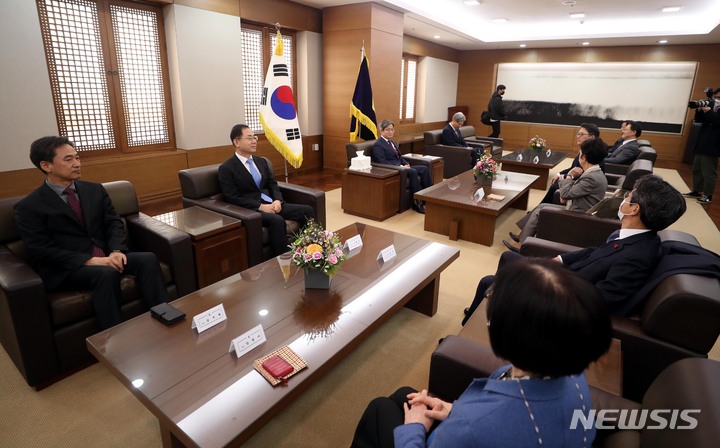 [서울=뉴시스] 조성봉 기자 = 김명수(왼쪽 세번째) 대법원장이 28일 오후 서울 서초구 대법원에서 헌법재판소 재판관 후보추천위원회 회의 시작 전 추천위원들과 면담을 나누고 있다.2023.02.28. suncho21@newsis.com