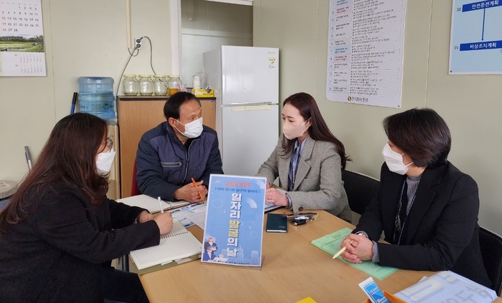 [울산=뉴시스]울산 남구 일자리종합센터가 오는 10월까지 관내 구인 수요가 있는 기업 등을 직접 찾아가는 '일자리 발굴의 날'을 운영한다. 사진은 지난달 진행된 일자리 발굴의 날 운영 모습. (사진=울산 남구 제공) photo@newsis.com *재판매 및 DB 금지