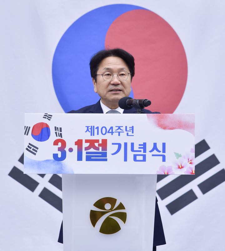 [광주=뉴시스] 이영주 기자 = 강기정 광주시장이 1일 오전 제104주년 3·1운동 기념식이 열린 광주 남구 수피아여자중학교에서 기념사를 하고 있다. (사진 = 광주시 제공) 2023.03.01. photo@newsis.com *재판매 및 DB 금지