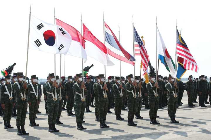 [태국 핫야오=뉴시스] 한국 해군·해병대가 미국과 태국군이 주도하는 역내 최대 규모 다국적 연합훈련 '코브라골드'에 참가했다. 우리 군은 이번 훈련에 대대급 이상의 병력을 파견하는 등 참가 규모를 대폭 늘렸으며, 오는 3일부터 상륙훈련을 포함한 본격적인 훈련에 돌입한다. 사진은 지난달 28일 코브라골드 2023 훈련 개회식 모습. (사진=코브라골드 훈련 SNS) 2023.03.01. photo@newsis.com  *재판매 및 DB 금지