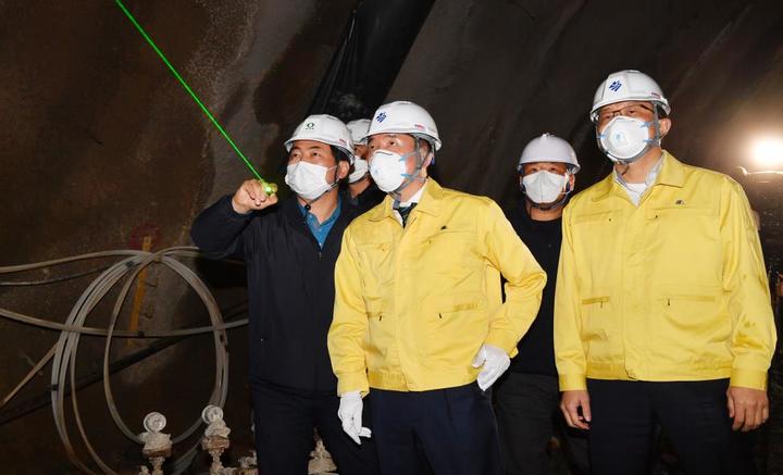 [부산=뉴시스] 1일 오후 부산시 행정부시장이 관계자들과 함께 직접 사고 현장을 찾아 대응·조치사항을 확인하고 있다. (사진=부산시 제공) *재판매 및 DB 금지