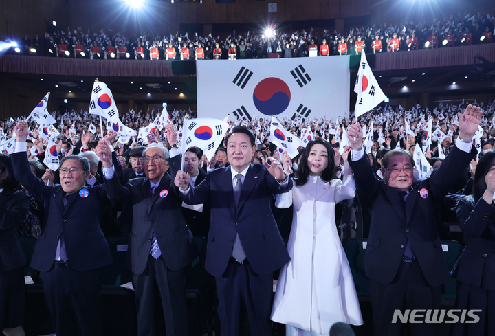 [서울=뉴시스] 홍효식 기자 = 윤석열 대통령과 김건희 여사가 1일 서울 중구 유관순 기념관에서 열린 제104주년 3.1절 기념식에서 태극기를 들고 만세삼창을 하고 있다. (대통령실통신사진기자단) 2023.03.01. yesphoto@newsis.com