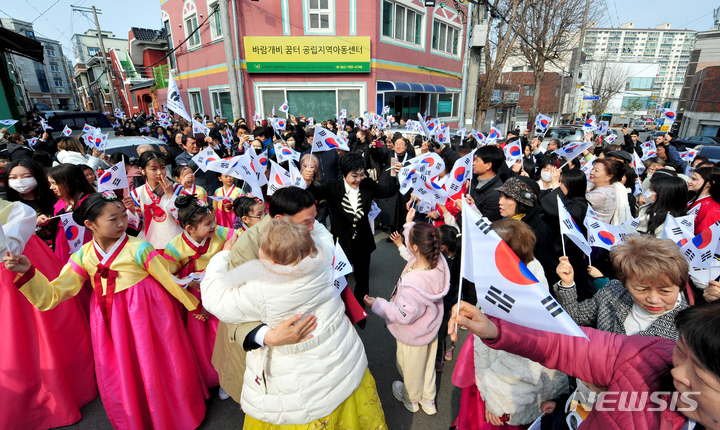 [광주=뉴시스] 이영주 기자 = 제104주년 3·1절을 맞은 1일 오후 광주 광산구 월곡동에서 고려인마을 주민들이 1923년 연해주 3·1만세운동을 재현하며 거리행진을 하고 있다. 2023.03.01. leeyj2578@newsis.com