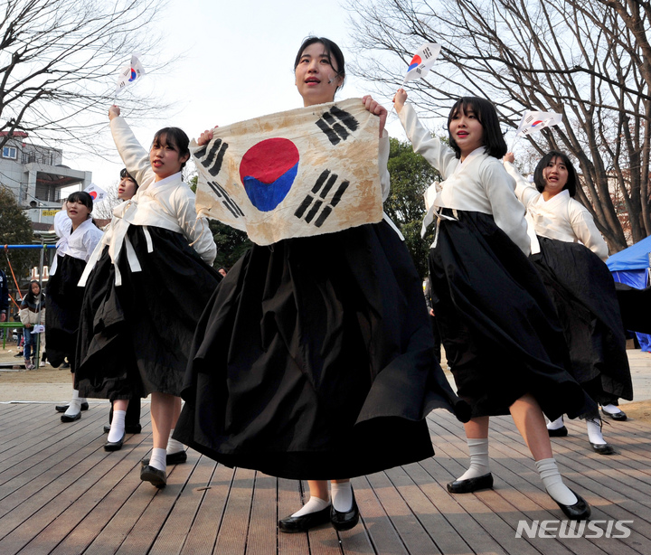 [광주=뉴시스] 이영주 기자 = 제104주년 3·1절을 맞은 1일 오후 광주 광산구 월곡동 홍범도공원에서 열린 1923년 삼일만세운동기념대회 도중 호남대학교 미디어영상공연학과 재학생들이 공연을 펼치고 있다. 2023.03.01. leeyj2578@newsis.com