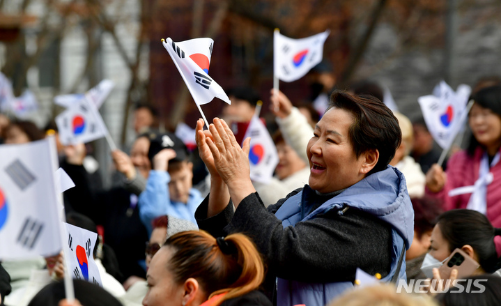 [광주=뉴시스] 이영주 기자 = 제104주년 3·1절을 맞은 1일 오후 광주 광산구 월곡동 홍범도공원에서 1923 삼일만세운동기념대회가 열리고 있다. 2023.03.01. leeyj2578@newsis.com