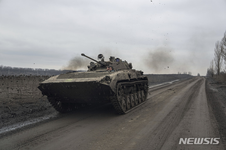 [바흐무트=AP/뉴시스] 1일(현지시간) 우크라이나 도네츠크주 바흐무트에서 장갑차를 탄 우크라이나 군인들이 전선으로 이동하고 있다. 2023.03.02