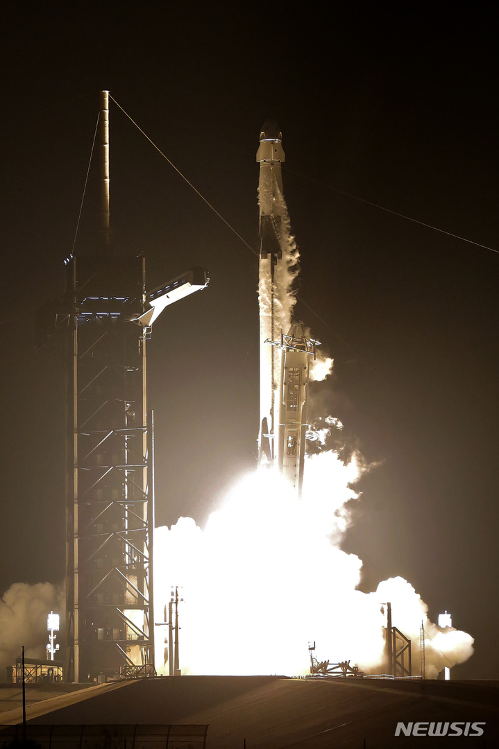 [AP/뉴시스] 스페이스엑스의 팰콘 9 로켓이 2일 새벽 미 케네디 우주센터에서 상단에 유인캡슐 드래곤을 싣고 하늘로 치솟고 있다