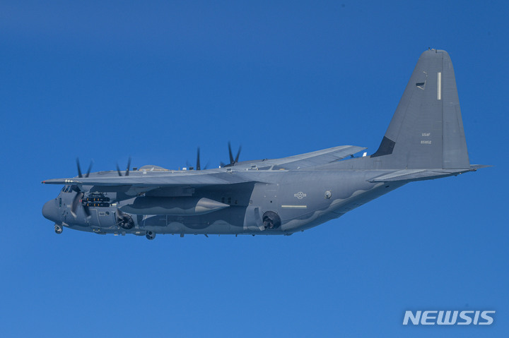 [서울=뉴시스] 한미 연합 특수작전훈련에 투입된 美 항공타격 자산 AC-130J가 훈련 임무를 수행하고 있다. (사진=합동참모본부 제공) 2023.03.02