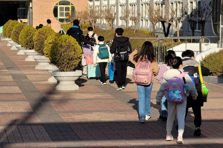 [서울=뉴시스] 등교하는 초등학생들. (사진=뉴시스 DB). photo@newsis.com *재판매 및 DB 금지