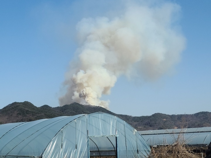 [김천=뉴시스] 경북 김천과 성주에서 원인을 알 수 없는 산불이 발생해 소방당국이 진화에 나섰다. (사진 = 경북소방본부 제공) 2023.03.02. photo@newsis.com *재판매 및 DB 금지