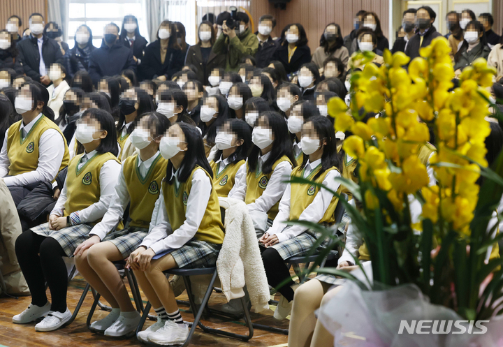 [서울=뉴시스] 지난 3월2일 서울 마포구 서울여자중학교에서 신입생들이 입학식을 하고 있다. <사진은 기사 내용과 관련이 없음>(공동취재사진) 2023.07.03. photo@newsis.com