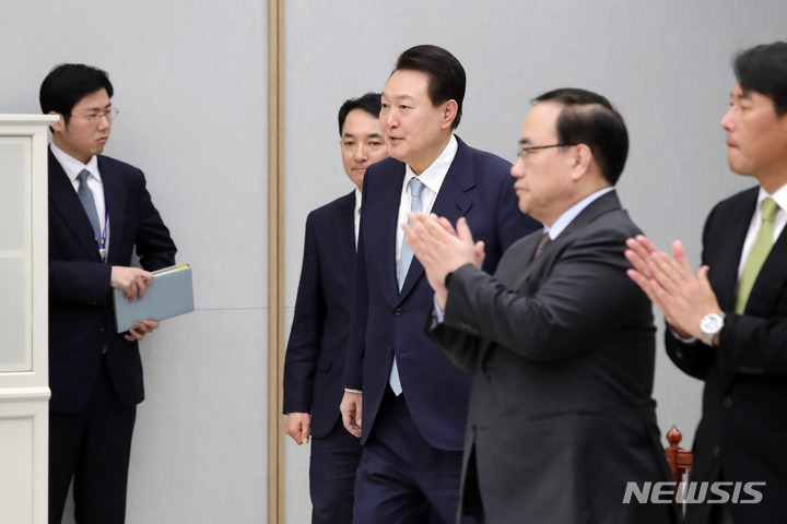 [서울=뉴시스] 홍효식 기자 = 윤석열 대통령이 지난 2일 서울 용산 대통령실 청사에서 열린 국가보훈부 승격 및 재외동포청 신설 서명식에 입장하고 있다. 2023.03.02. yesphoto@newsis.com