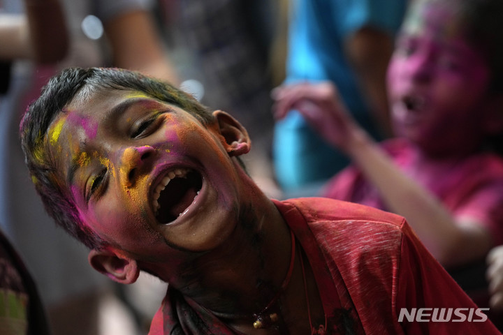 [뭄바이=AP/뉴시스] 장애 아동이 3일(현지시간) 인도 뭄바이에서 힌두교 축제인 홀리제를 축하하고 있다 .2023.03.07.