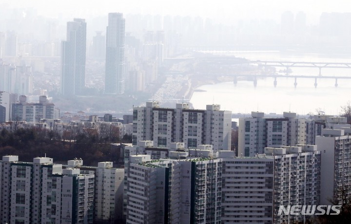 [서울=뉴시스] 조성봉 기자 = 한국부동산원에 따르면 최근 급매물 거래 증가로 서울 아파트값 하락폭이 3주 연속 둔화했다. 이번주 서울 아파트값은 0.24% 떨어져 지난주(-0.32%)에 이어 3주 연속 낙폭이 감소했다. 사진은 3일 서울 아파트 단지 모습. 2023.03.03. suncho21@newsis.com
