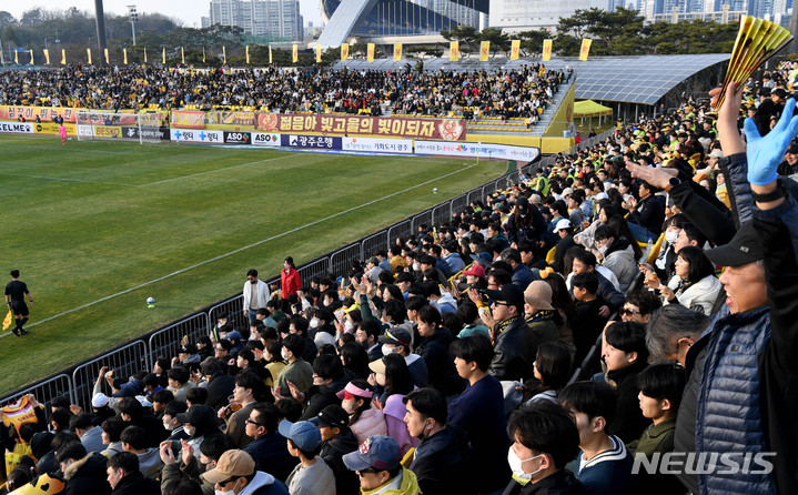 [광주=뉴시스] 변재훈 기자 = 5일 오후 광주 서구 광주축구전용구장에서 열린 하나원큐 프로축구 K리그1 2라운드 광주FC와 FC서울의 경기를 보고자 모인 관중들로 경기장이 가득 차 있다. 2023.03.05. wisdom21@newsis.com