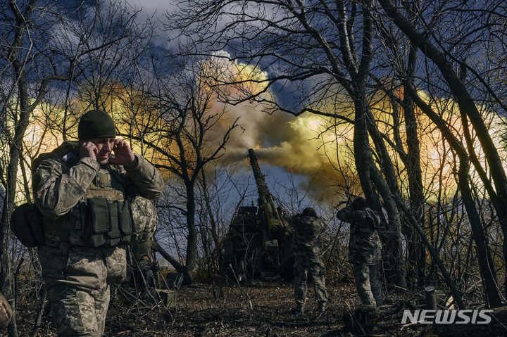 [바흐무트=AP/뉴시스] 지난 5일(현지시간) 우크라이나 도네츠크주 바흐무트 전선에서 우크라이나 군인들이 러시아 진지를 향해 자주포를 발사하고 있다. 