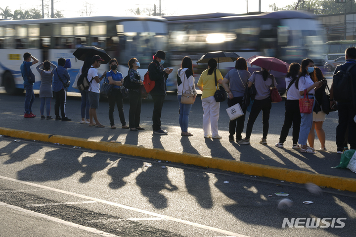 [케손시티=AP/뉴시스] 6일 필리핀 케손시티에서 대중교통 파업이 일어나 출근길 시민들이 탈 것을 기다리고 있다. 필리핀 대중교통 노조는 정부가 추진 중인 대중교통 현대화와 지프니의 단계적 폐지에 반대하며 일주일간의 파업에 돌입했다. 2023.03.06